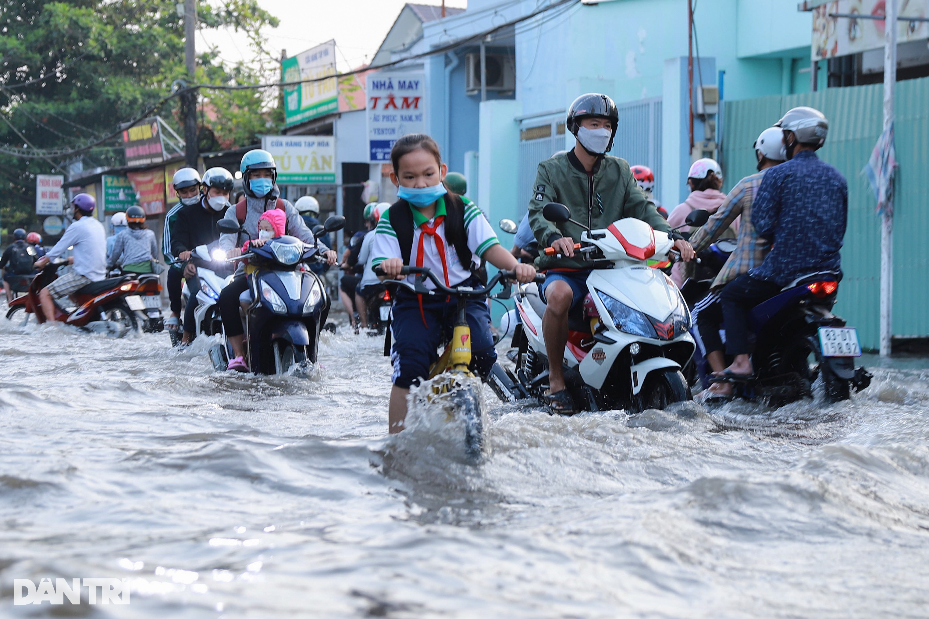 Người dân TPHCM chật vật đến nơi làm việc vì triều cường gây ngập - 4 Người dân TPHCM chật vật đến nơi làm việc vì triều cường gây ngập - 4