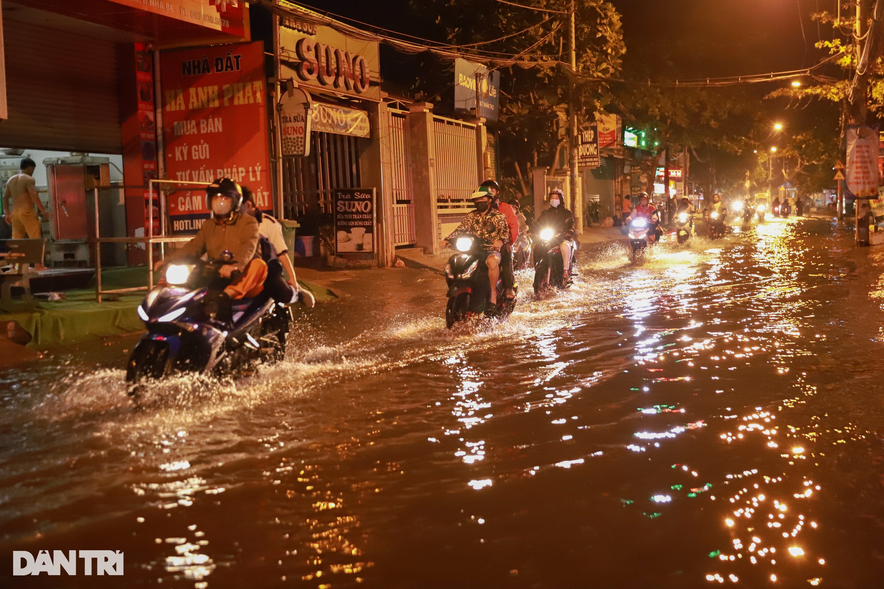 Người dân TPHCM chật vật đến nơi làm việc vì triều cường gây ngập - 1