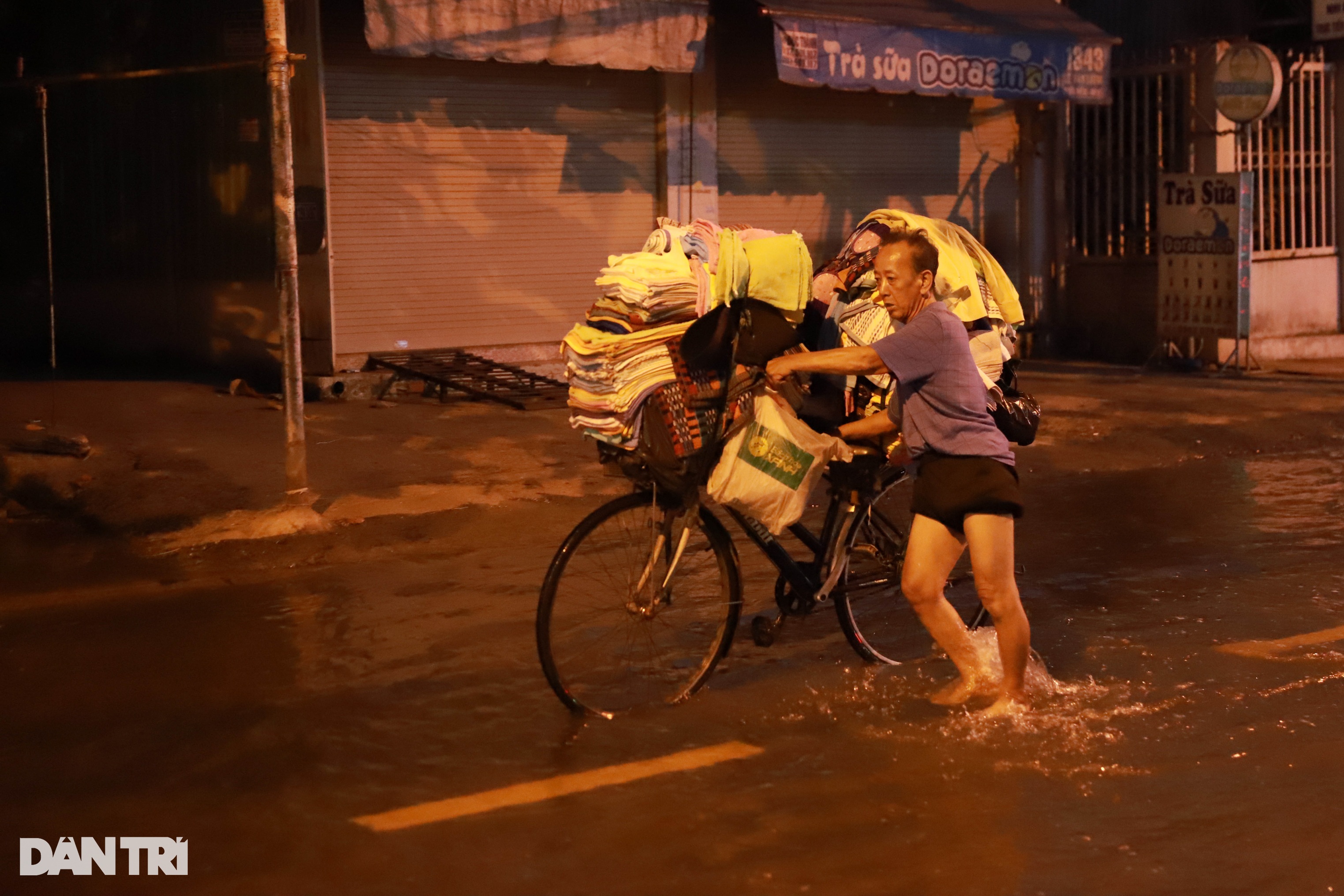 Người dân TPHCM chật vật đến nơi làm việc vì triều cường gây ngập - 2