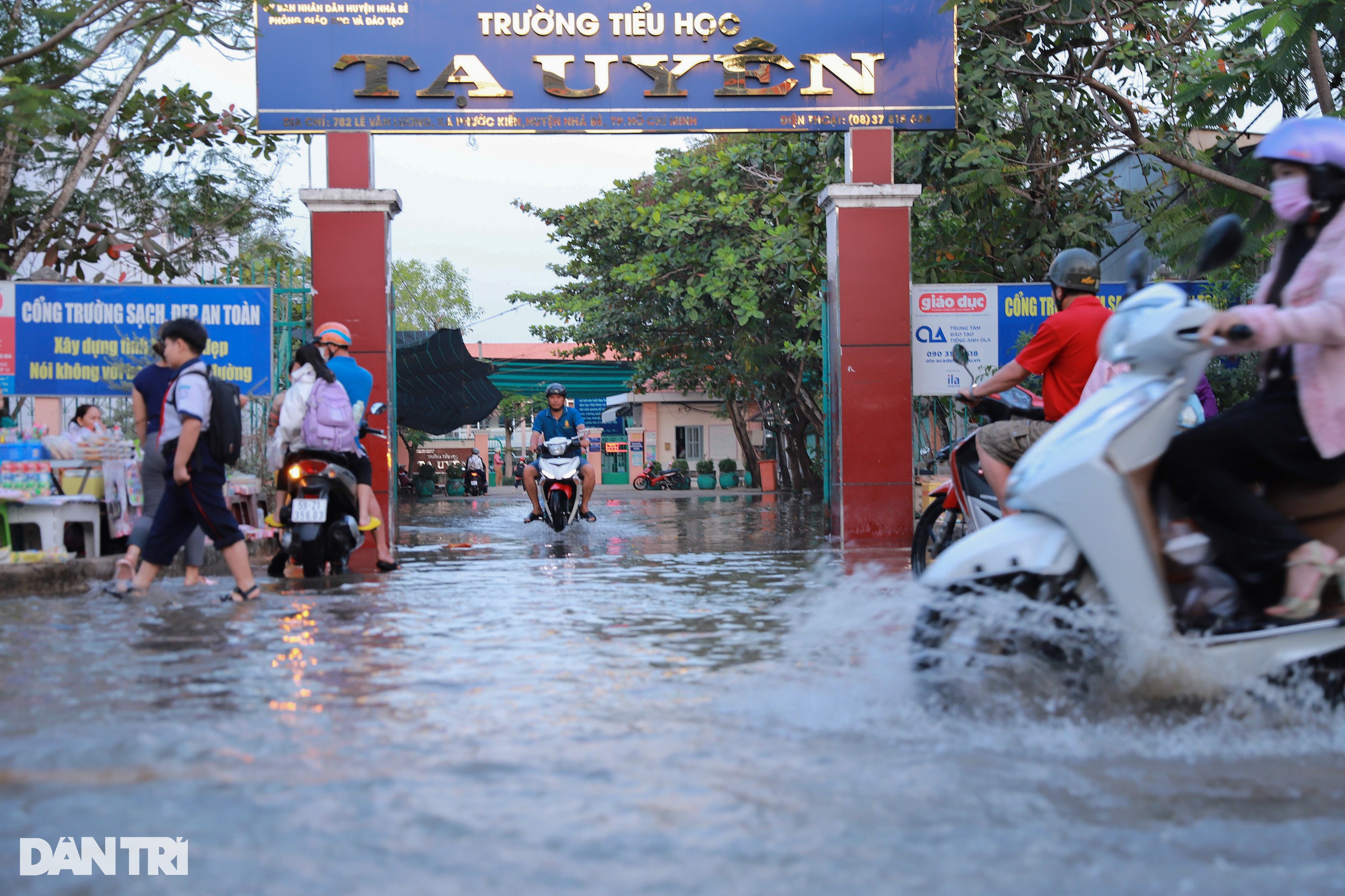 Người dân TPHCM chật vật đến nơi làm việc vì triều cường gây ngập - 7