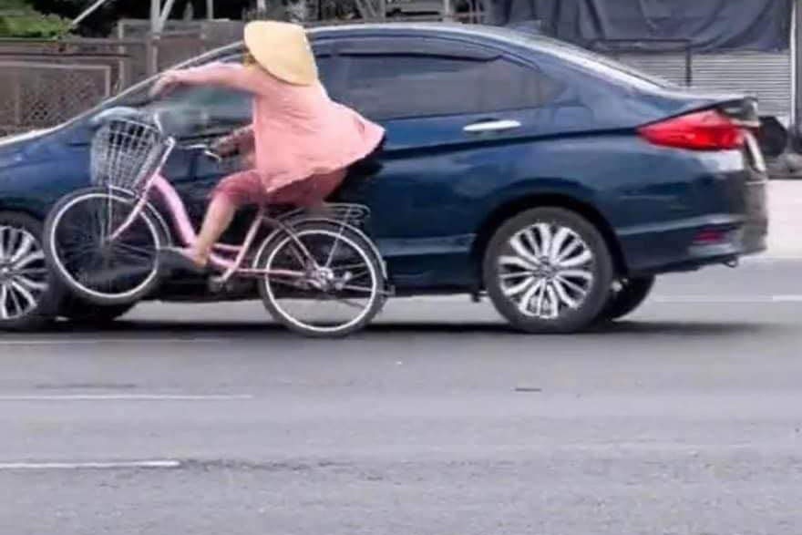 Công an TPHCM thông tin vụ người phụ nữ đi xe đạp va chạm ô tô - 1