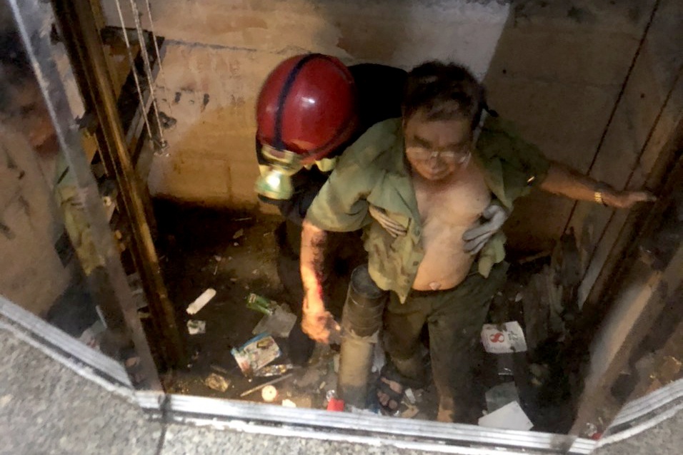 Cảnh sát cứu người đàn ông kẹt tay trong thang máy ở TPHCM - 1