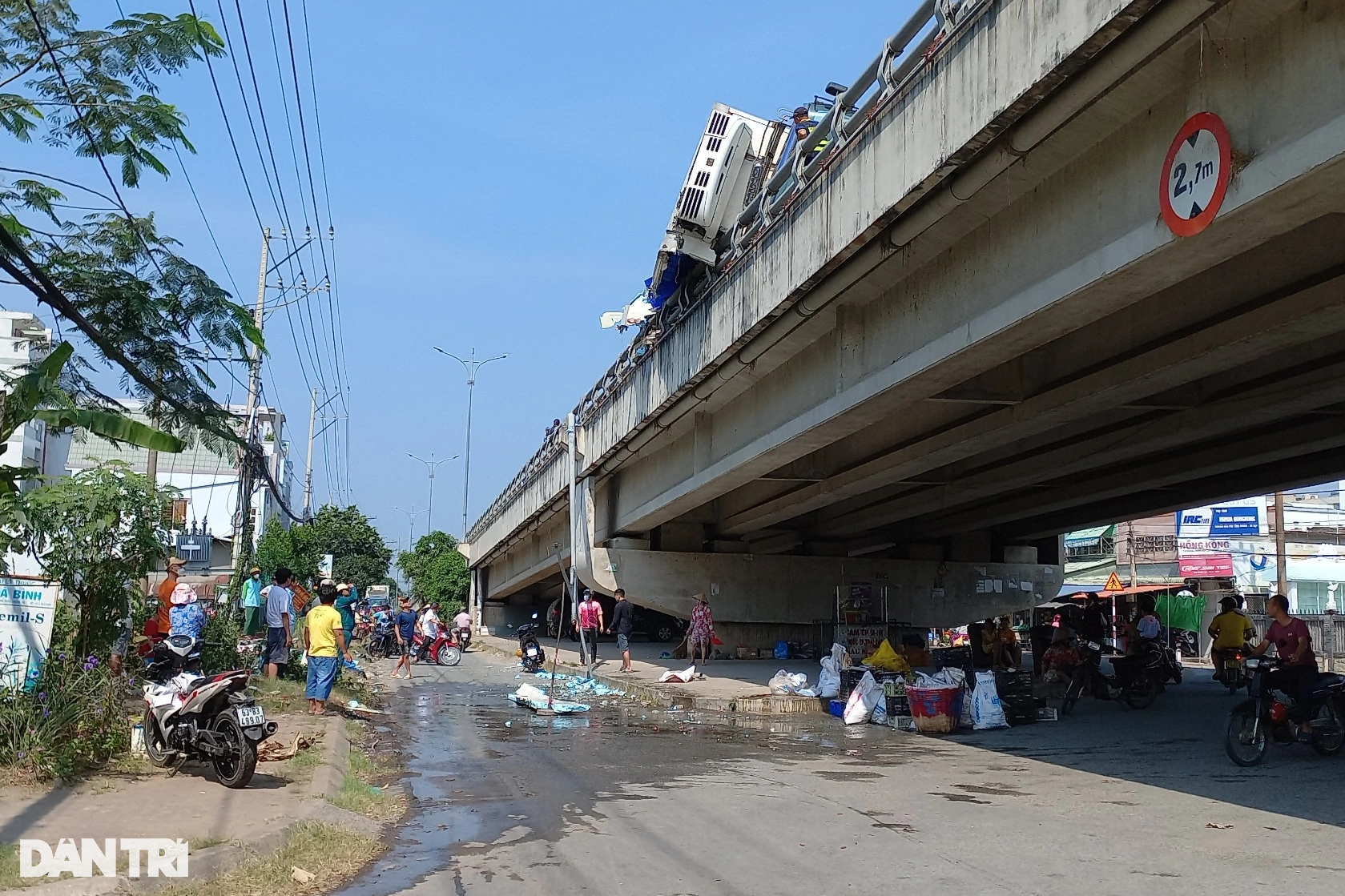 Xe tải lật ngang cầu, người dân giúp tài xế gom gần 8 tấn cá - 3