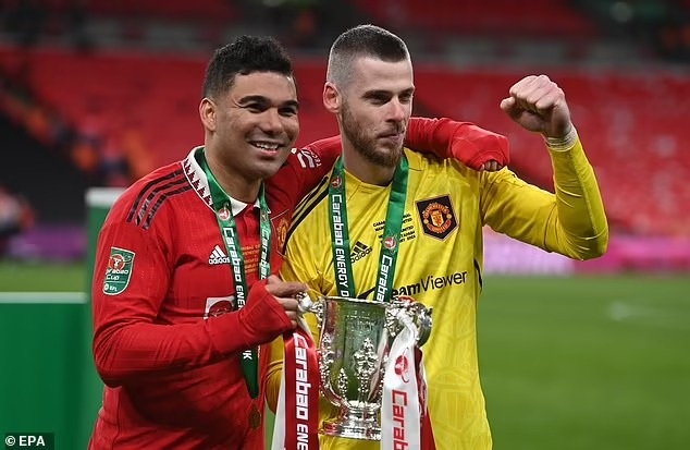 Man Utd vô địch Carabao Cup, HLV Ten Hag và thủ môn De Gea đi vào lịch sử - 2