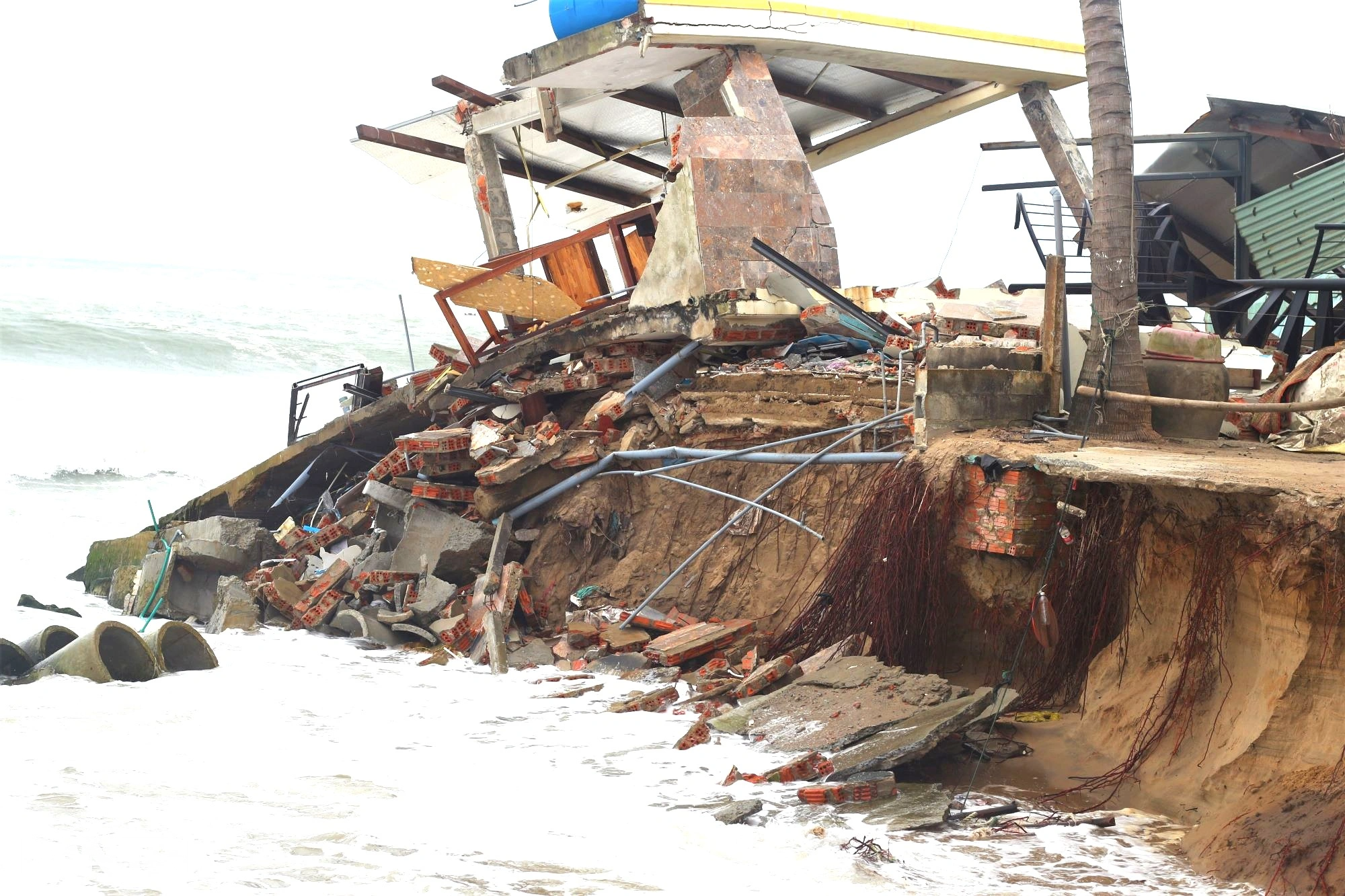 Sóng lớn nuốt chửng nhà dân ven biển Hội An - 1