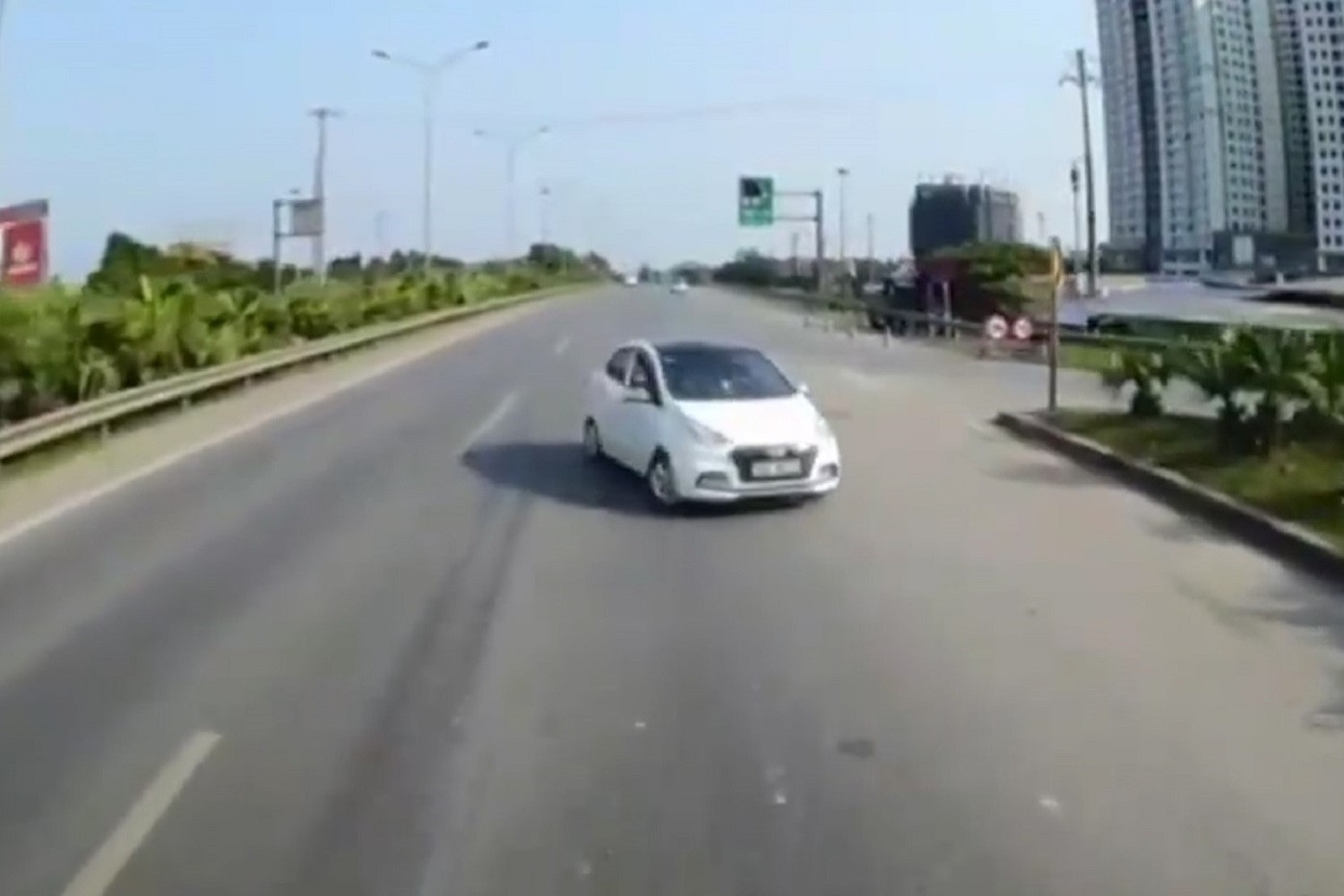 Đi ngược chiều cao tốc Hà Nội-Thái Nguyên, nam tài xế bị phạt 17 triệu đồng - 1