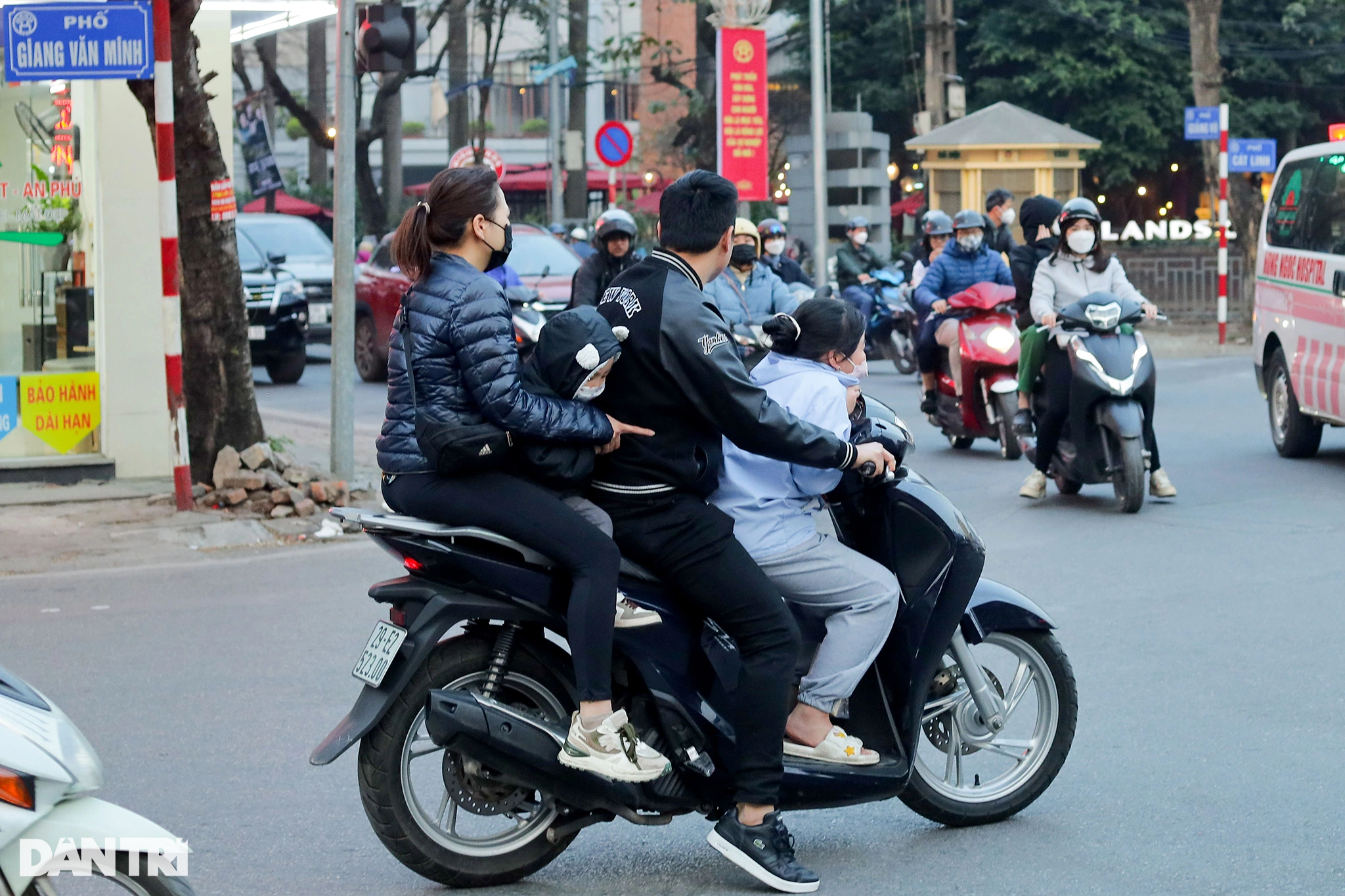 Phụ huynh đi xe máy chở trẻ nhỏ vẫn vô tư vượt đèn đỏ ở Hà Nội - 3