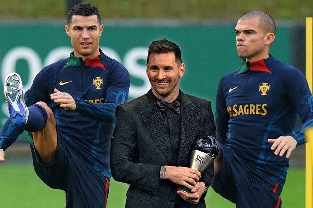 Động thái gây sốc của C.Ronaldo khi biết trước Messi nhận giải - 1