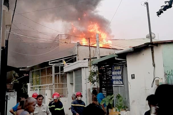 Cháy nhà trong khu dân cư, nhiều người ở TPHCM hô hoán tháo chạy - 1