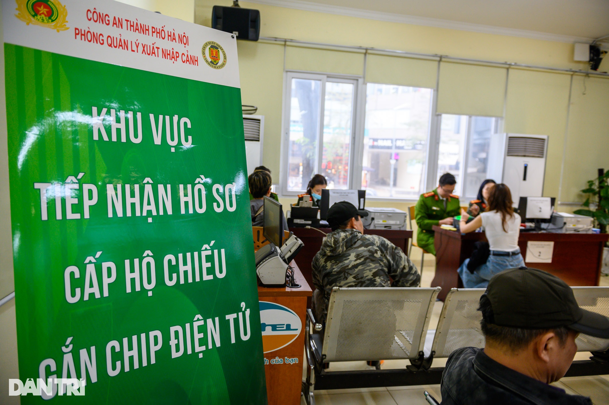 Ngày đầu cấp hộ chiếu gắn chip tại Hà Nội - 3 Ngày đầu cấp hộ chiếu gắn chip tại Hà Nội - 3