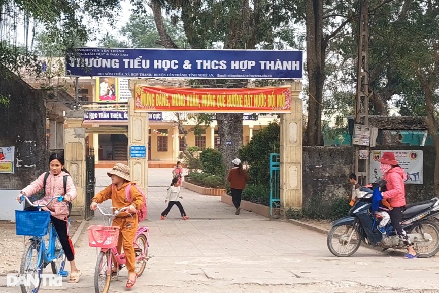 Thầy giáo lên chức ông ngoại vẫn chưa... được vào biên chế - 1