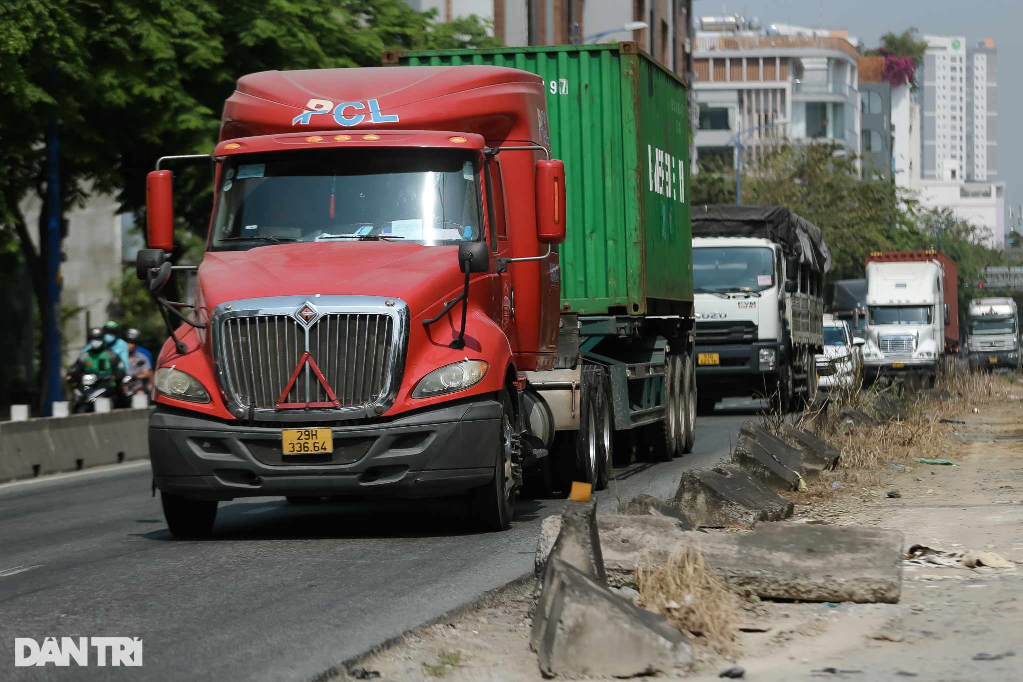 Hiện trạng dự án mở rộng đường Đồng Văn Cống thi công hơn 2 năm chưa xong - 2 Hiện trạng dự án mở rộng đường Đồng Văn Cống thi công hơn 2 năm chưa xong - 2