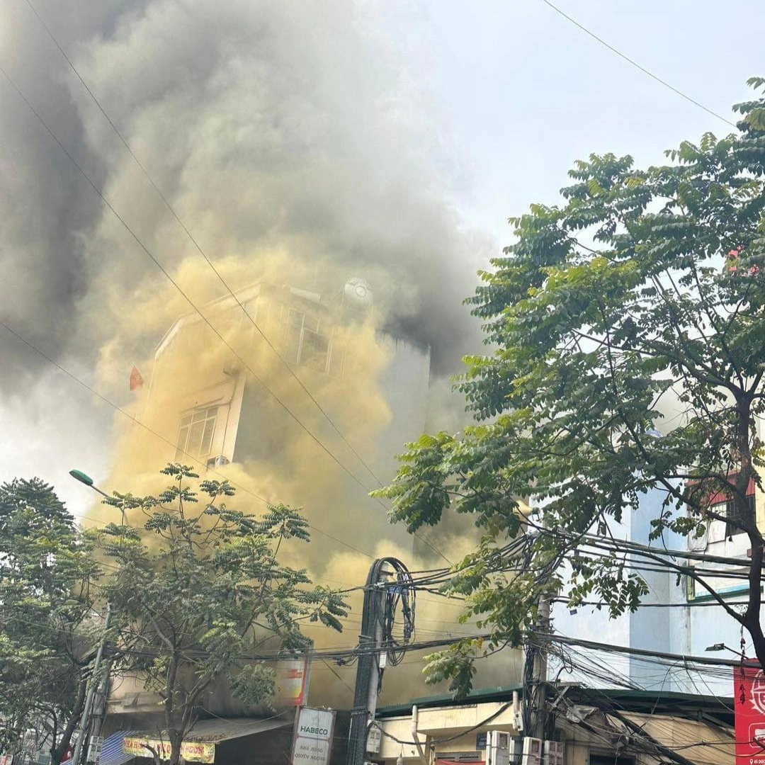 Khói bốc ngùn ngụt trong vụ cháy nhà dân trên phố Hà Nội - 1