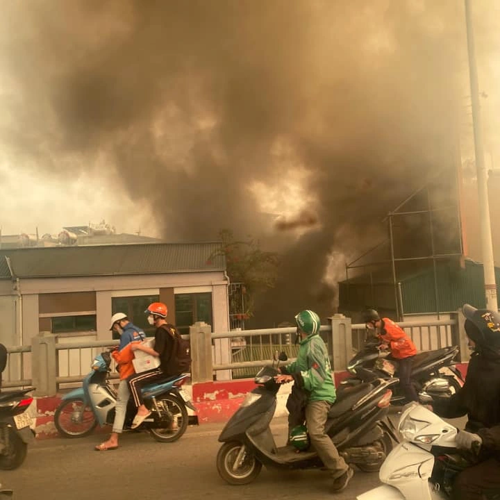Khói bốc ngùn ngụt trong vụ cháy nhà dân trên phố Hà Nội - 2