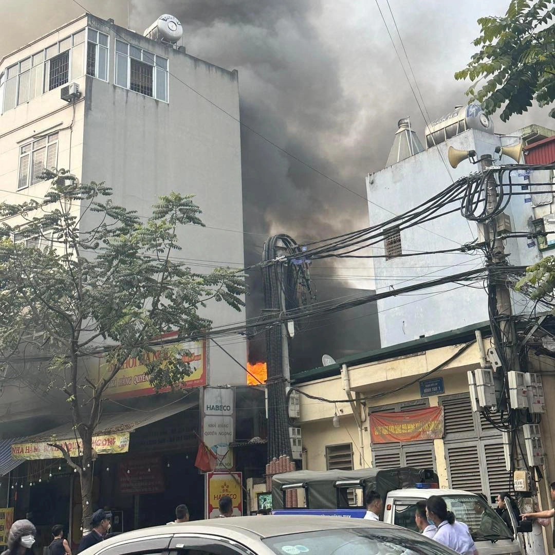 Khói bốc ngùn ngụt trong vụ cháy nhà dân trên phố Hà Nội - 3