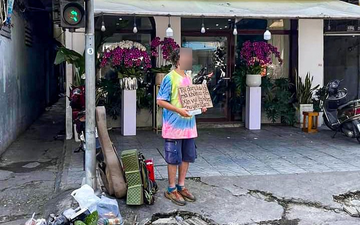 Thanh niên Nga cầm biển xin tiền đi du lịch trên đường phố Đà Nẵng - 1