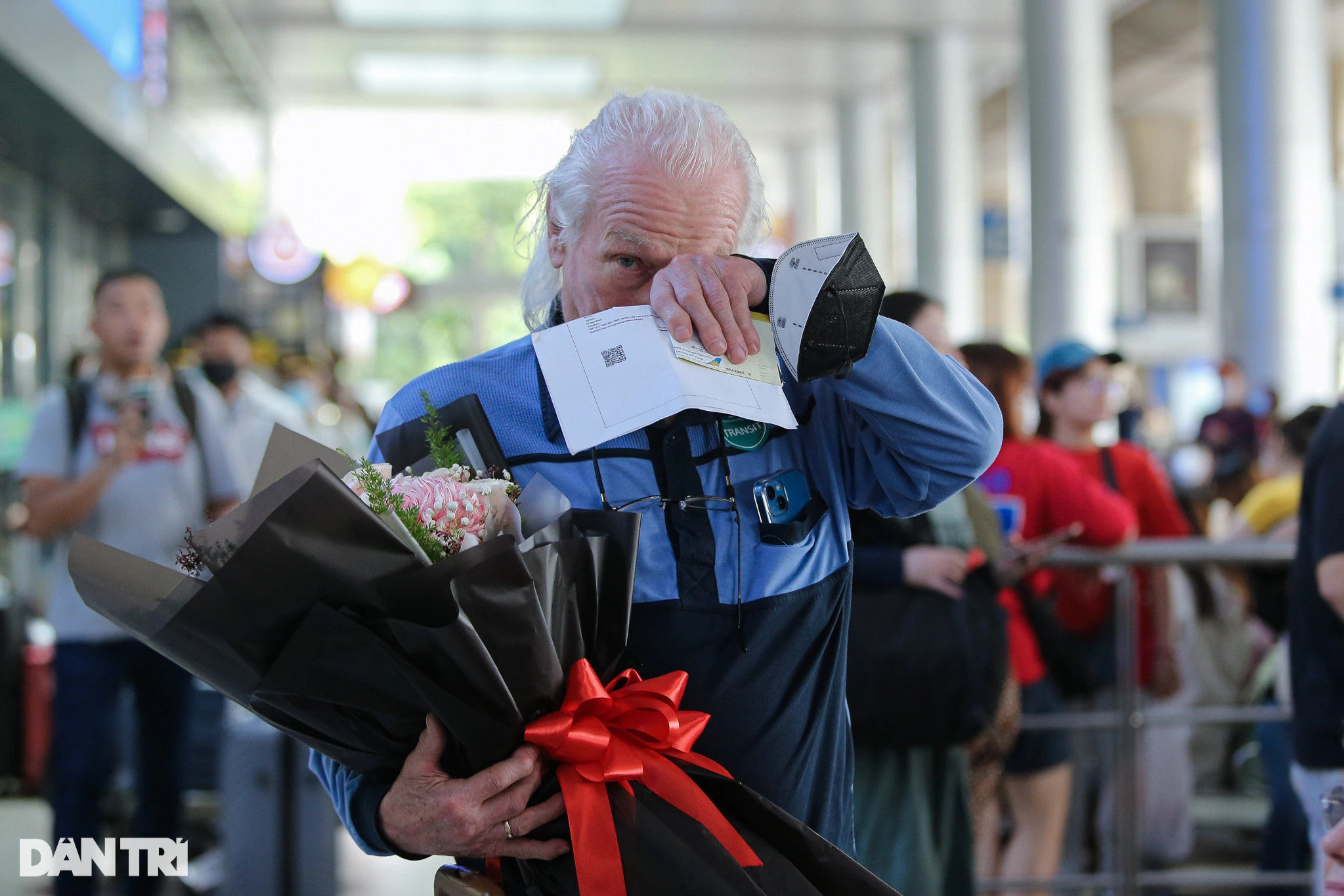 Cựu binh Mỹ bật khóc khi mang cuốn nhật ký lưu giữ 56 năm về tới Việt Nam - 2