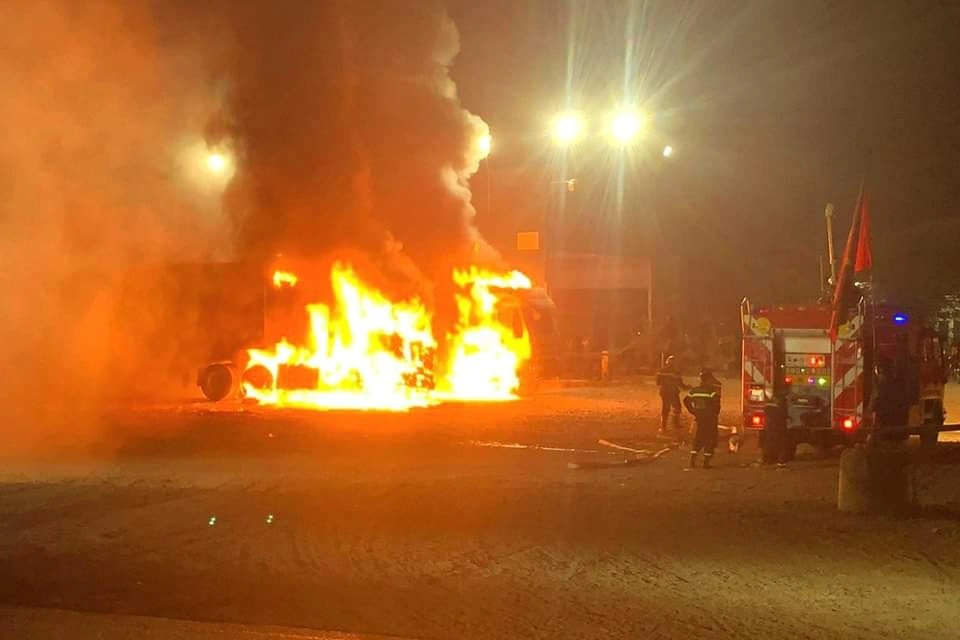 Cháy dữ dội 3 xe tải trong đêm, một người tử vong - 1