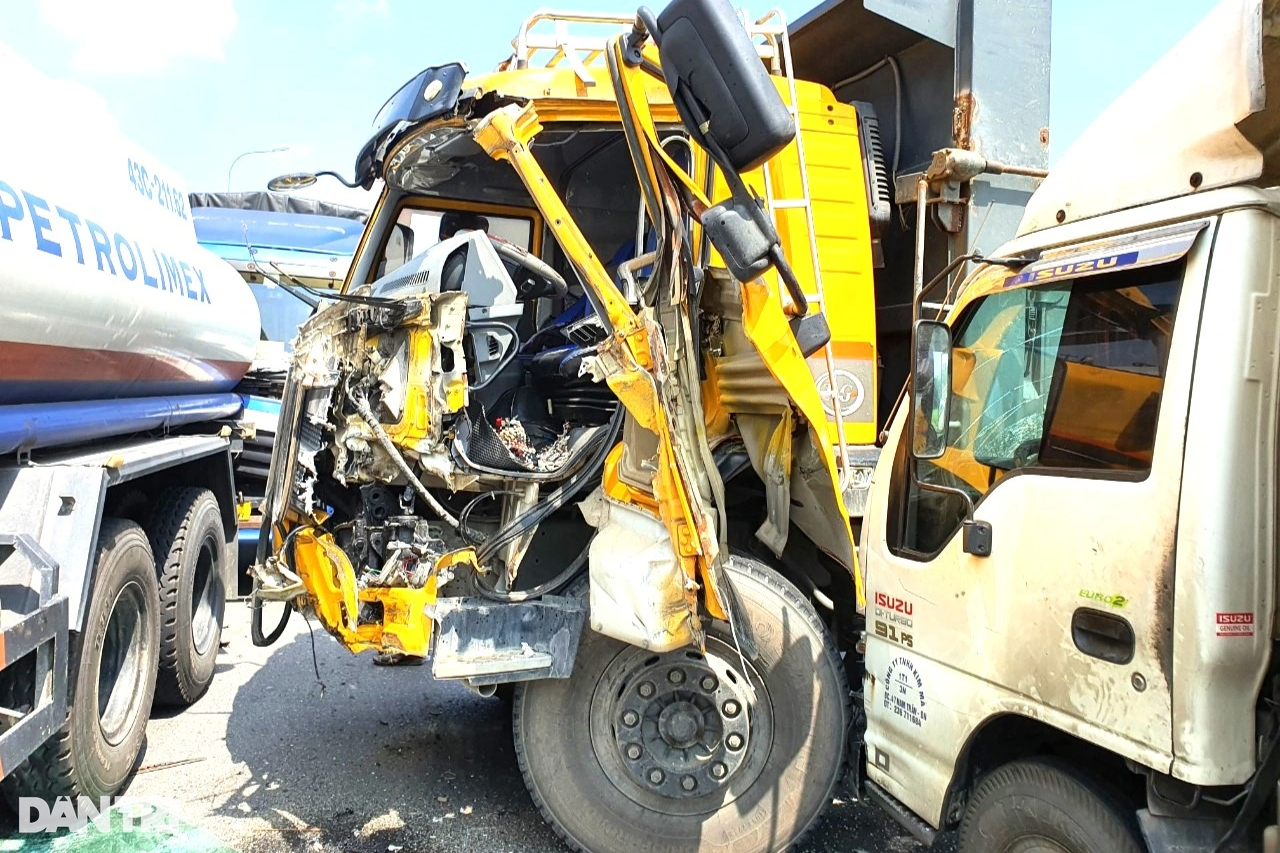 Tai nạn liên hoàn ở Quảng Nam, 5 xe tải dính chùm trên quốc lộ 1 - 1