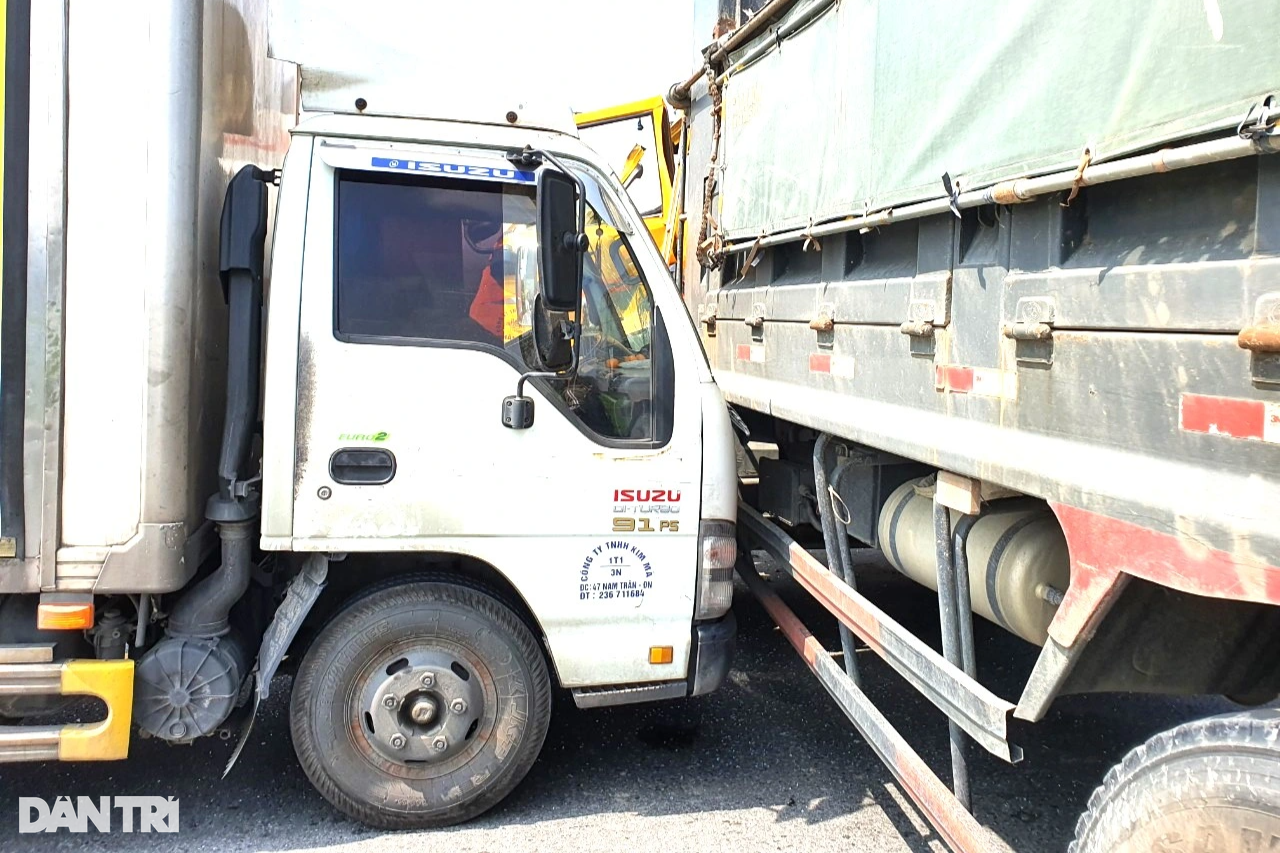 Tai nạn liên hoàn ở Quảng Nam, 5 xe tải dính chùm trên quốc lộ 1 - 2