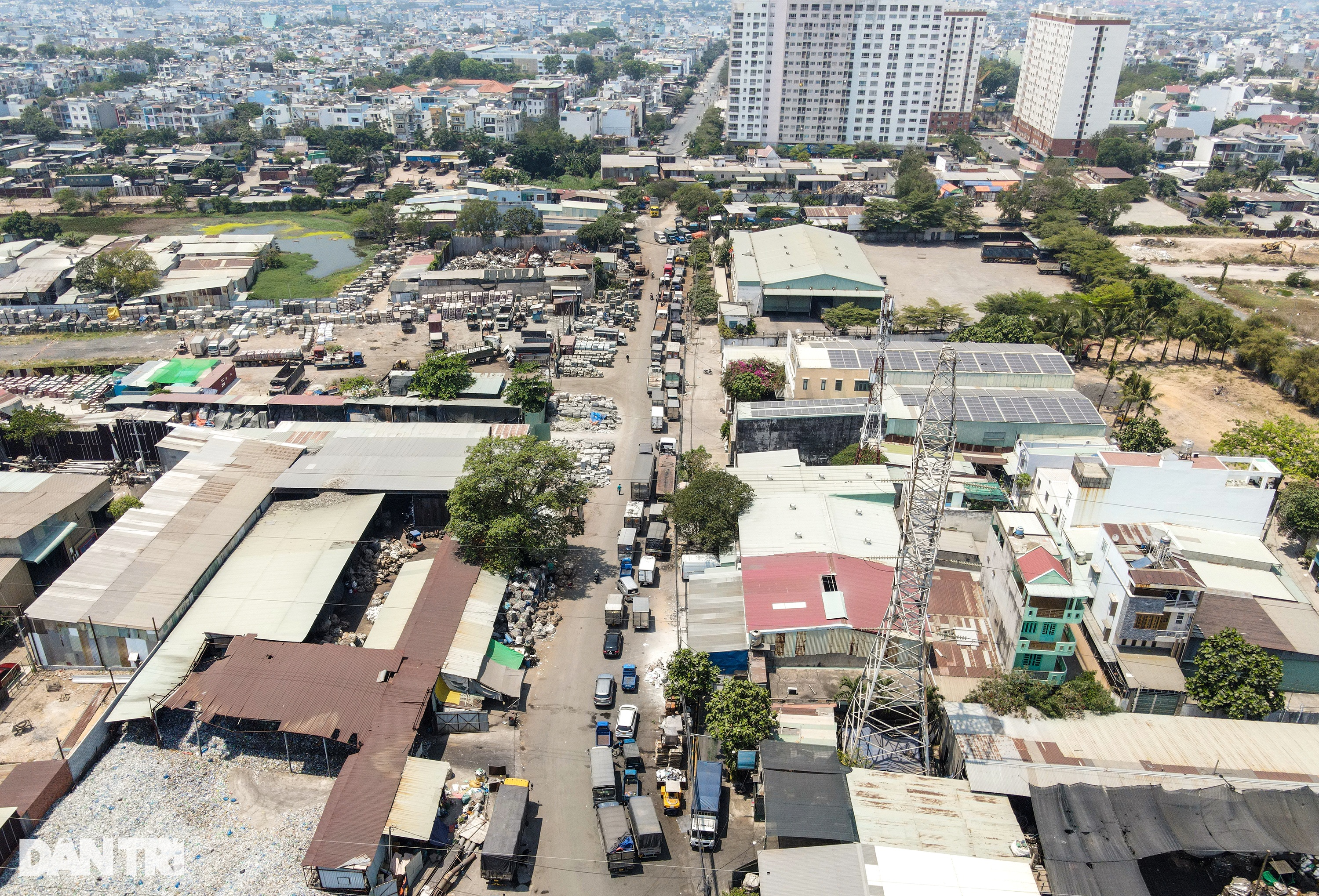 Tài xế TPHCM mang chăn gối, ăn ngủ 2 ngày đêm chờ đăng kiểm xe - 2