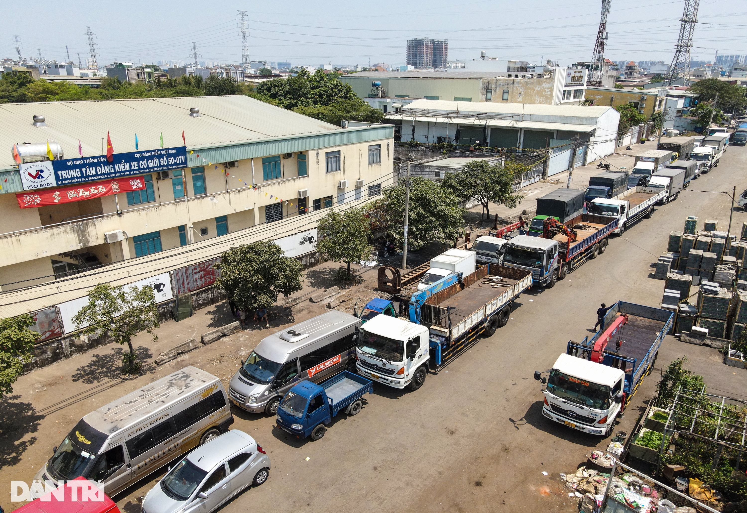 Tài xế TPHCM mang chăn gối, ăn ngủ 2 ngày đêm chờ đăng kiểm xe - 4 Tài xế TPHCM mang chăn gối, ăn ngủ 2 ngày đêm chờ đăng kiểm xe - 4