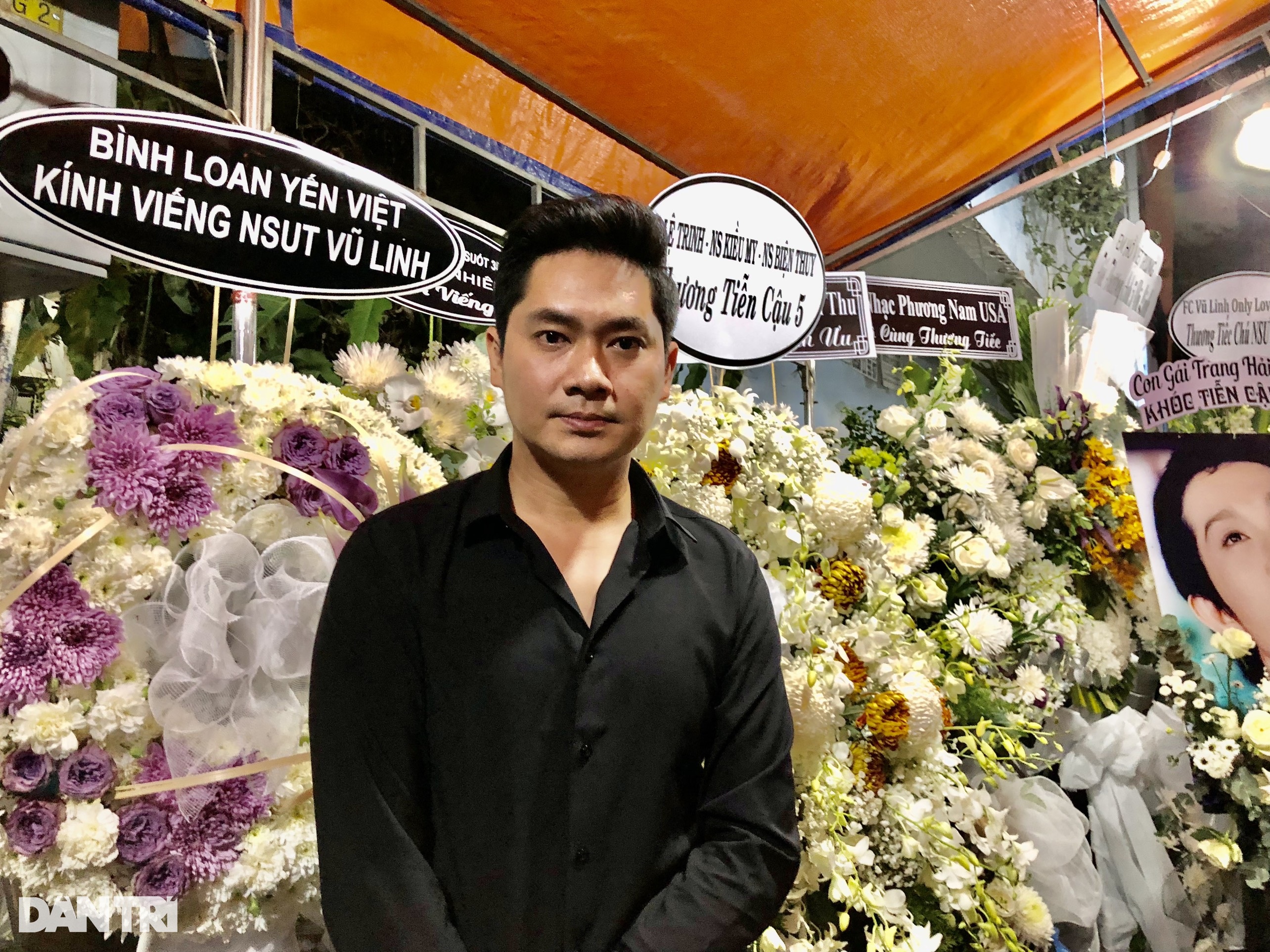 Tang lễ Vũ Linh: YouTuber, TikToker túc trực livestream gây nhốn nháo - 16 Tang lễ Vũ Linh: YouTuber, TikToker túc trực livestream gây nhốn nháo - 16