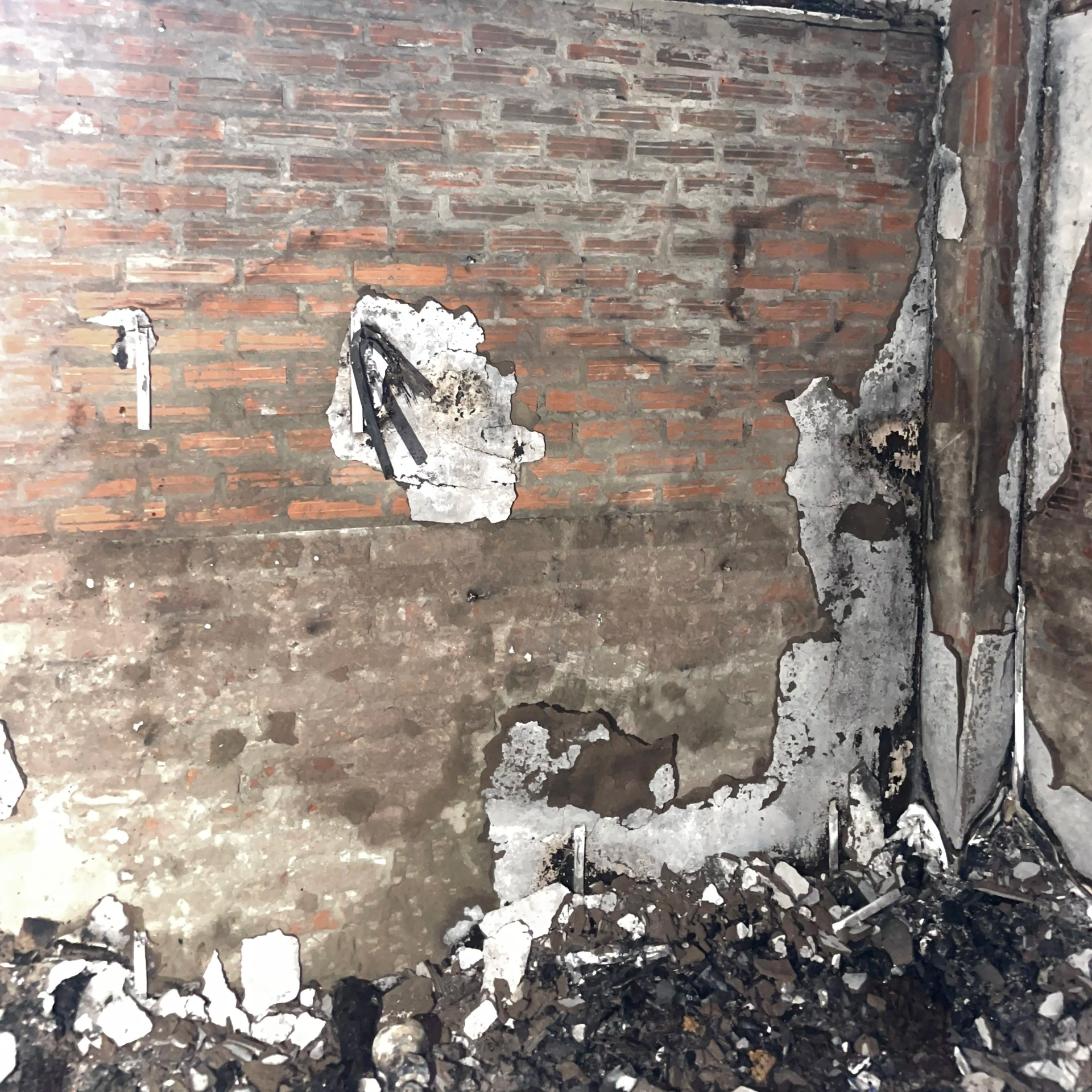 Tầng tum ngôi nhà 3 tầng ở Hà Nội bốc cháy ngùn ngụt - 2