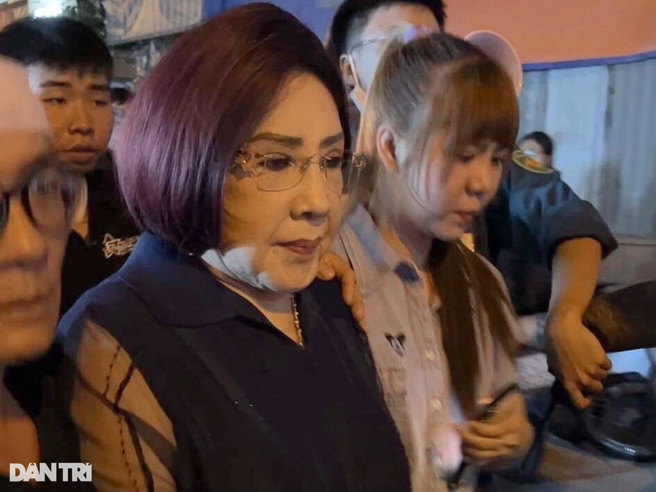 Tang lễ Vũ Linh: YouTuber, TikToker túc trực livestream gây nhốn nháo - 10 Tang lễ Vũ Linh: YouTuber, TikToker túc trực livestream gây nhốn nháo - 10
