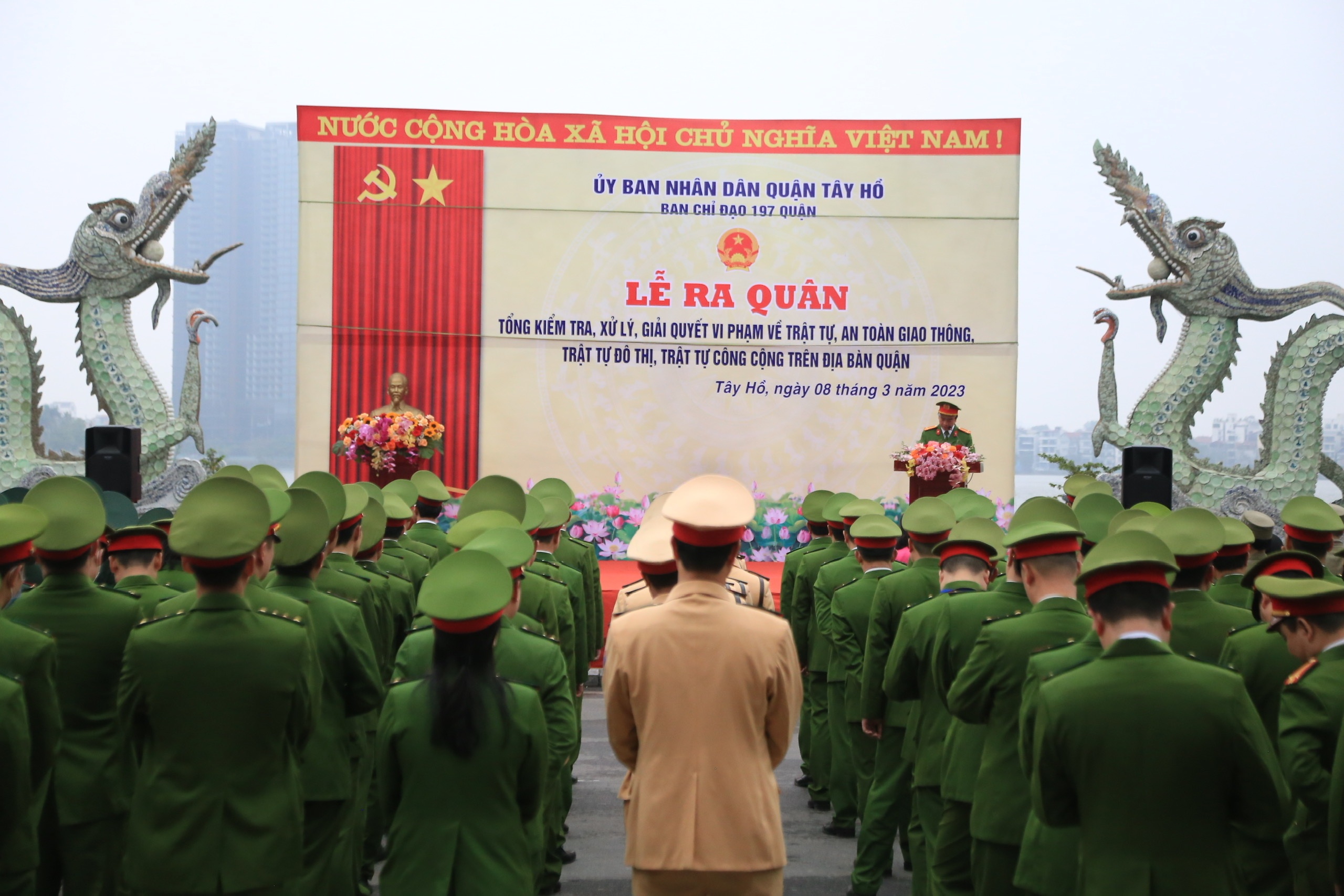 Đòi lại vỉa hè ở Hà Nội: Công an lơ là, bỏ qua vi phạm sẽ bị xử lý - 1