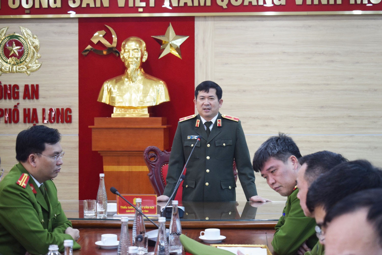 Thiếu tướng Đinh Văn Nơi thưởng nóng cho tập thể điều tra, phá án nhanh - 1