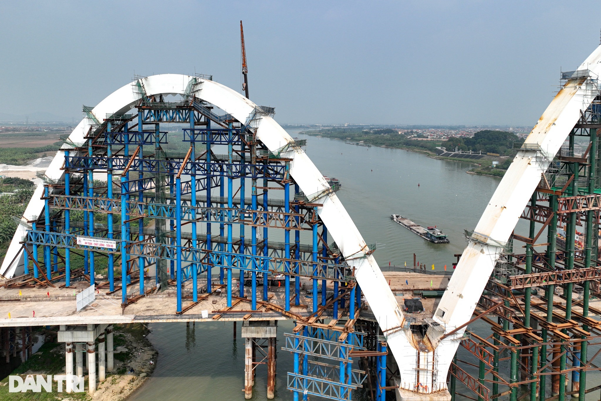 Lộ diện dáng rồng cuộn cầu vòm thép cao nhất Việt Nam trên sông Đuống - 6