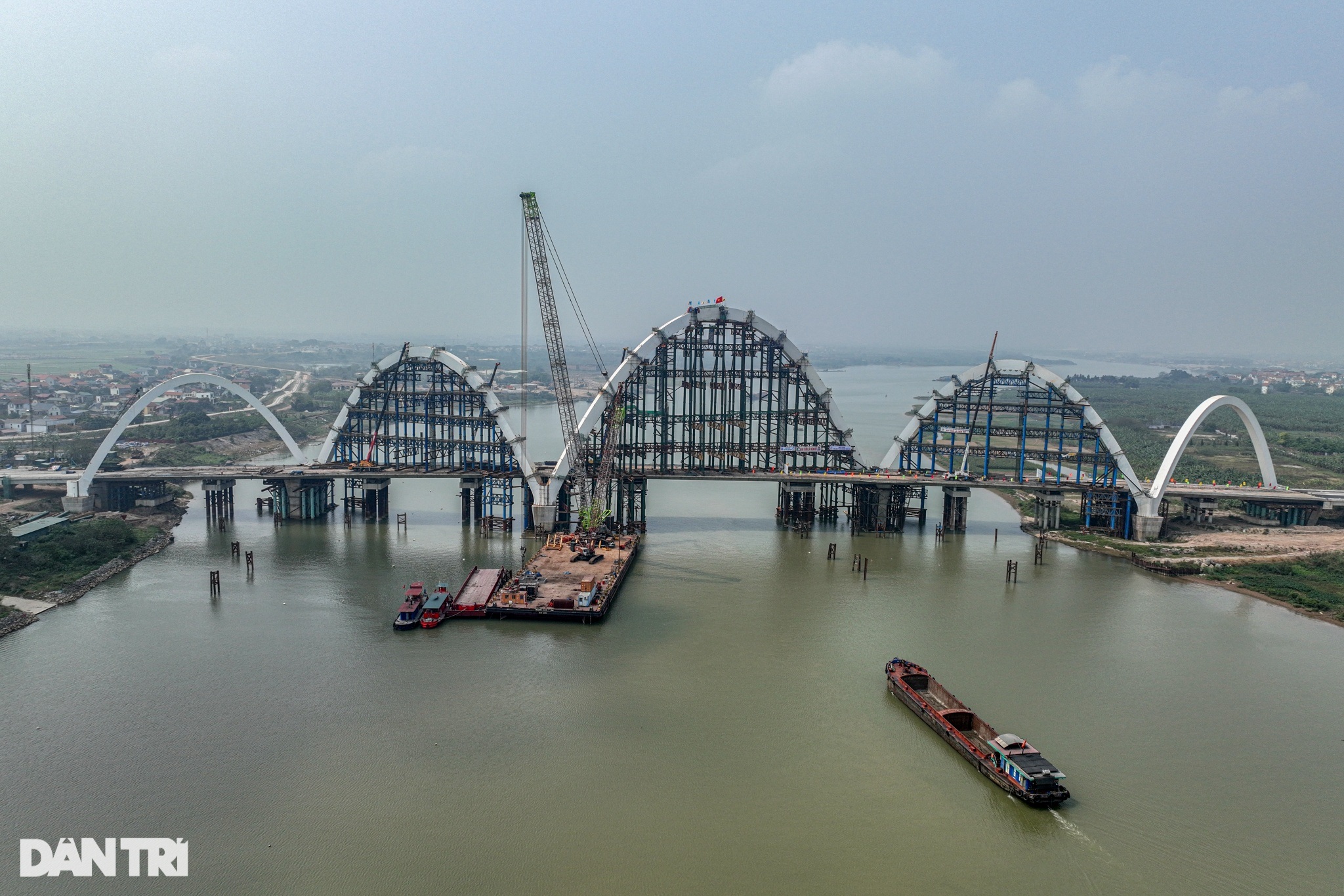 Lộ diện dáng rồng cuộn cầu vòm thép cao nhất Việt Nam trên sông Đuống - 1