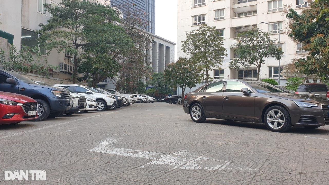 Hà Nội: Băn khoăn về con đường cong mềm mại, lách giữa 2 tòa chung cư - 2 Hà Nội: Băn khoăn về con đường cong mềm mại, lách giữa 2 tòa chung cư - 2
