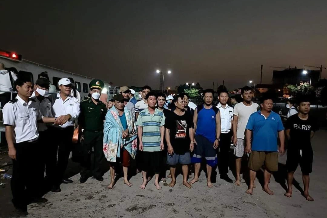 Tàu Xuyên Á gặp sự cố trên biển Bình Thuận, 11 người được cứu nạn - 1