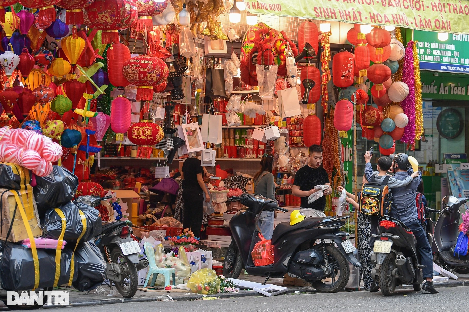 Chiến dịch đòi lại vỉa hè: Công an vừa đi qua, vỉa hè lại bị tái chiếm - 12