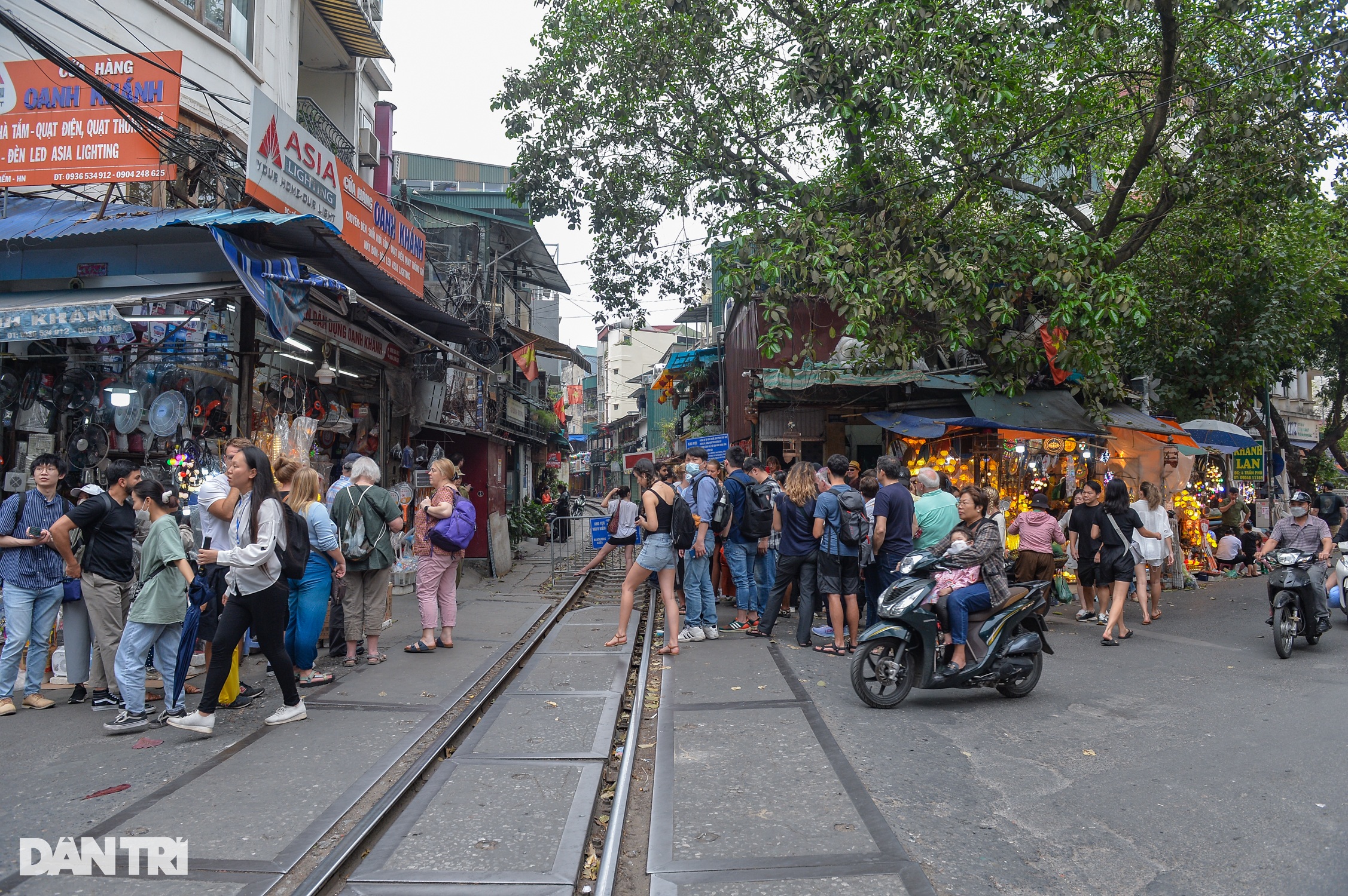 Tàu vừa đi qua, hàng trăm du khách ùa vào phố cà phê đường tàu ở Hà Nội - 1