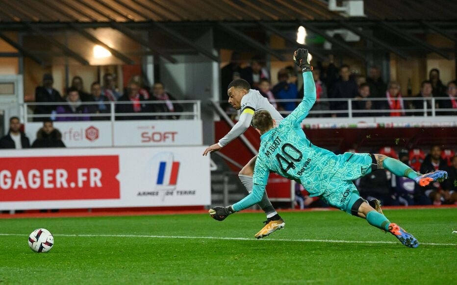 Tỏa sáng phút 90, Mbappe giúp PSG xây chắc ngôi đầu Ligue 1 - 2