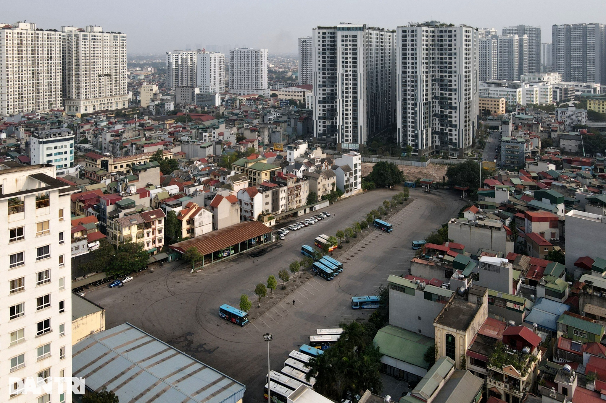 Nhìn rõ từ trên cao đường cong mềm mại lách giữa 2 tòa chung cư ở Hà Nội - 11
