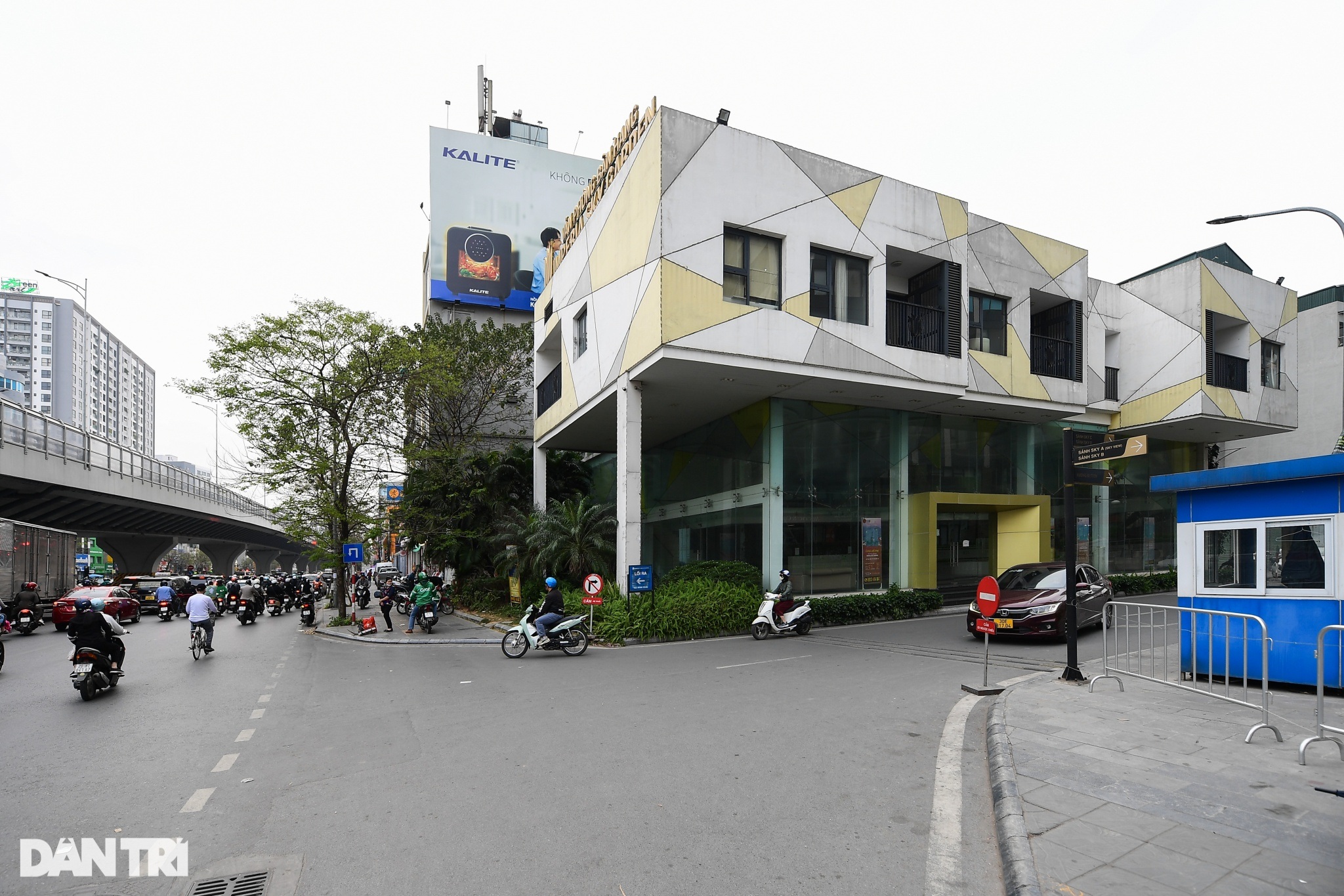 Nhìn rõ từ trên cao đường cong mềm mại lách giữa 2 tòa chung cư ở Hà Nội - 9