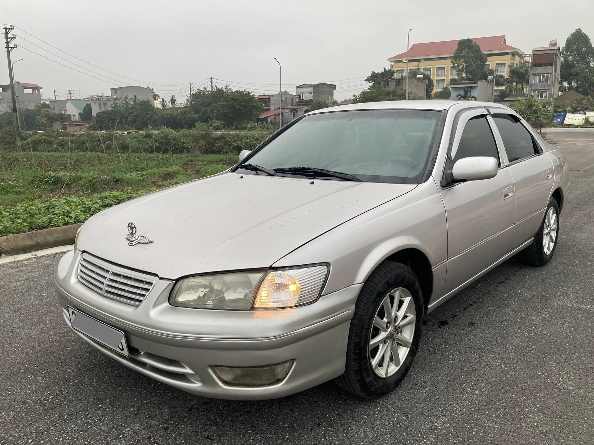 View - Loạt xe sang cũ hiệu Lexus, BMW... rao giá chỉ vài chục triệu đồng | Báo Dân trí