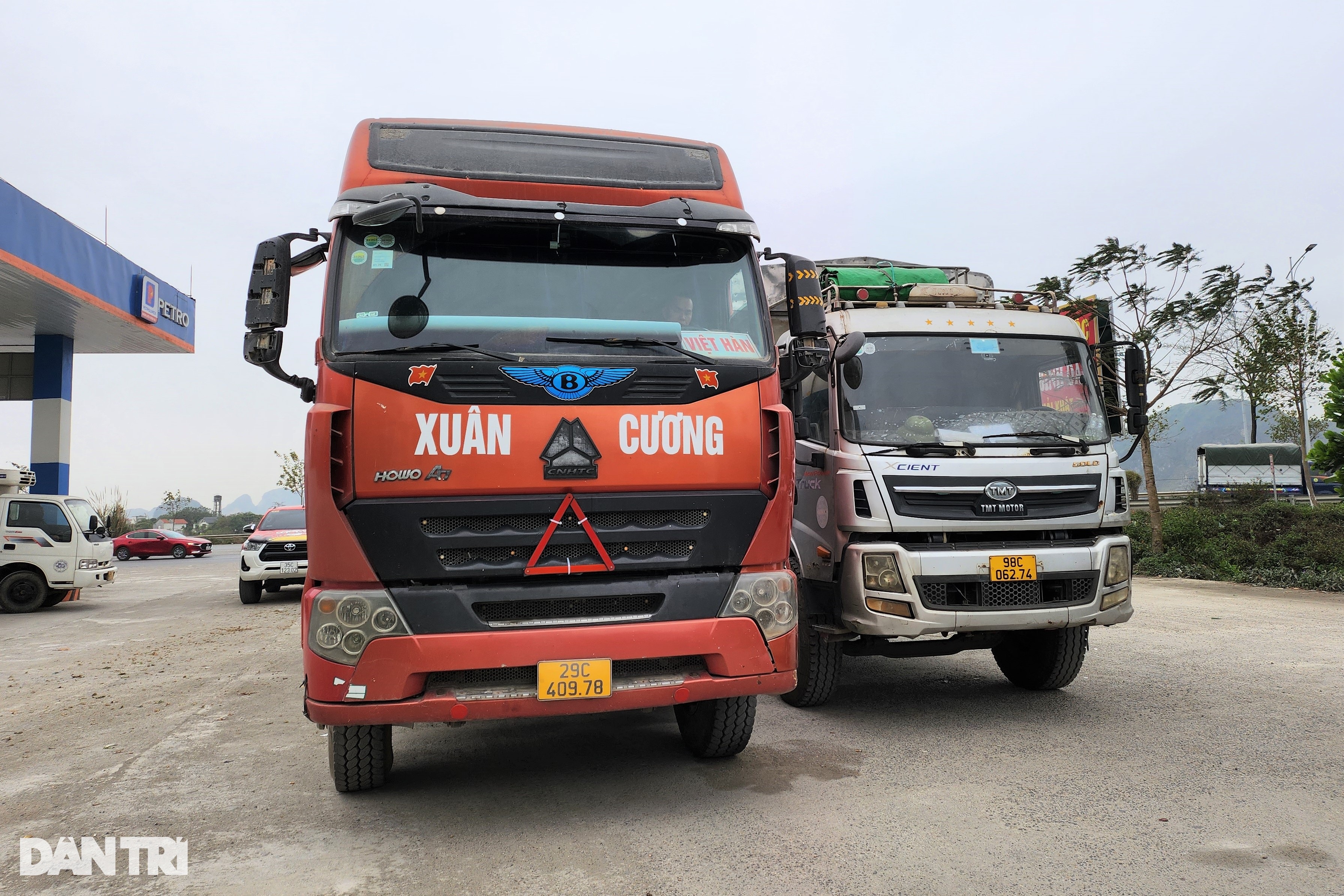 Xe ngoại tỉnh rồng rắn chờ đăng kiểm ở Ninh Bình - 4