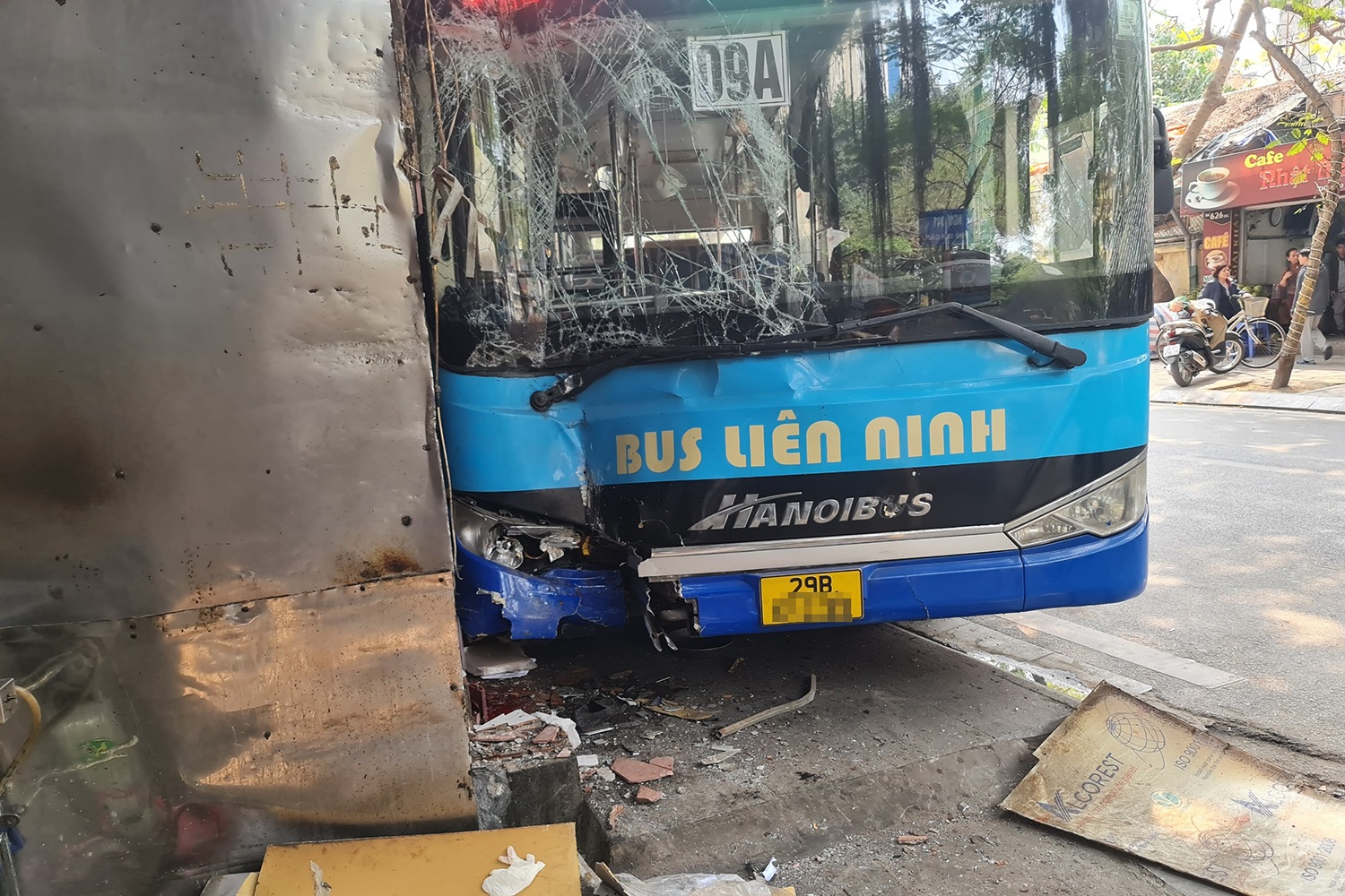 Tránh trẻ nhỏ, xe buýt lao vào quán bún chả trên phố Hà Nội - 3