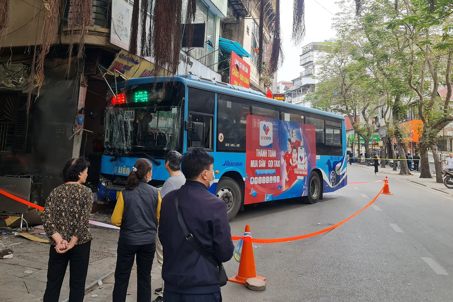 Tránh trẻ nhỏ, xe buýt lao vào quán bún chả trên phố Hà Nội - 1