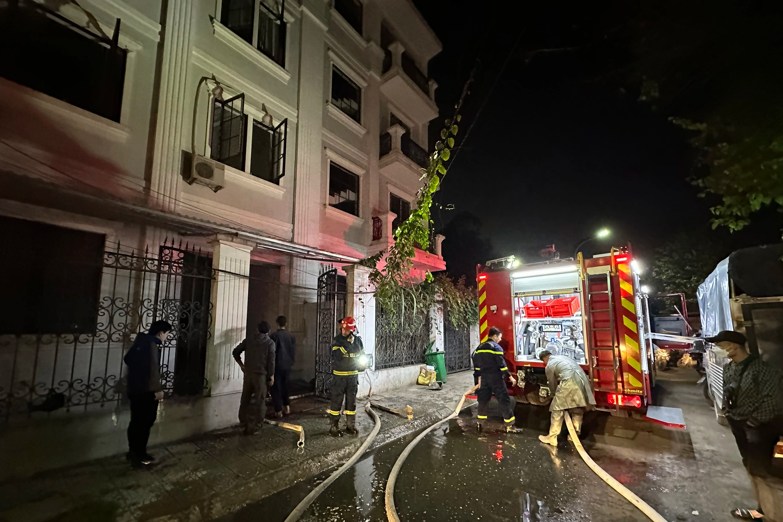 Cháy nhà trọ ở Hà Nội, cảnh sát giải cứu 5 người thoát nạn - 1