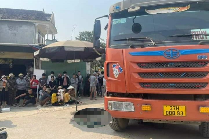 Mẹ khóc ngất khi thấy con gái chết thảm dưới gầm xe tải - 2 Mẹ khóc ngất khi thấy con gái chết thảm dưới gầm xe tải - 2