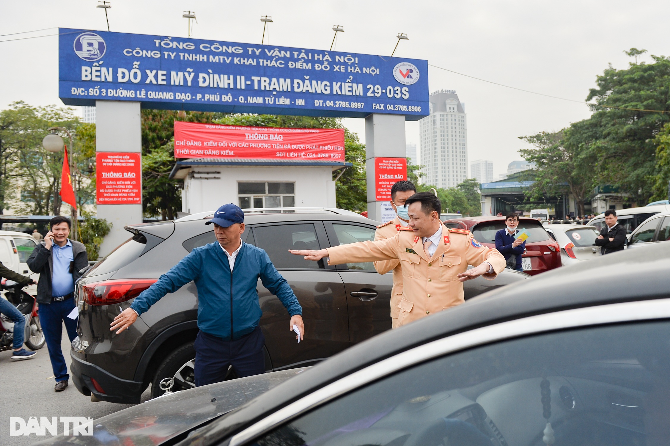 Trung tâm đăng kiểm phát 300 phiếu mỗi ngày, hẹn sang tháng 4 - 4 Trung tâm đăng kiểm phát 300 phiếu mỗi ngày, hẹn sang tháng 4 - 4
