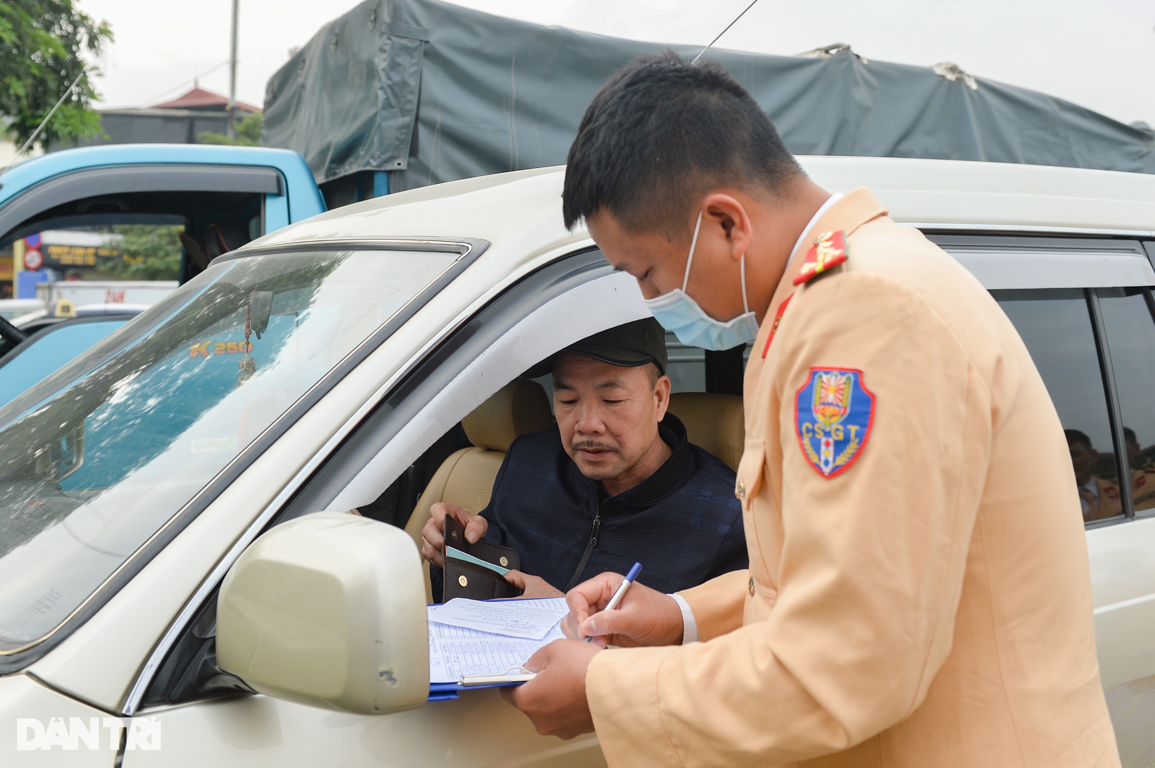 Trung tâm đăng kiểm phát 300 phiếu mỗi ngày, hẹn sang tháng 4 - 5 Trung tâm đăng kiểm phát 300 phiếu mỗi ngày, hẹn sang tháng 4 - 5
