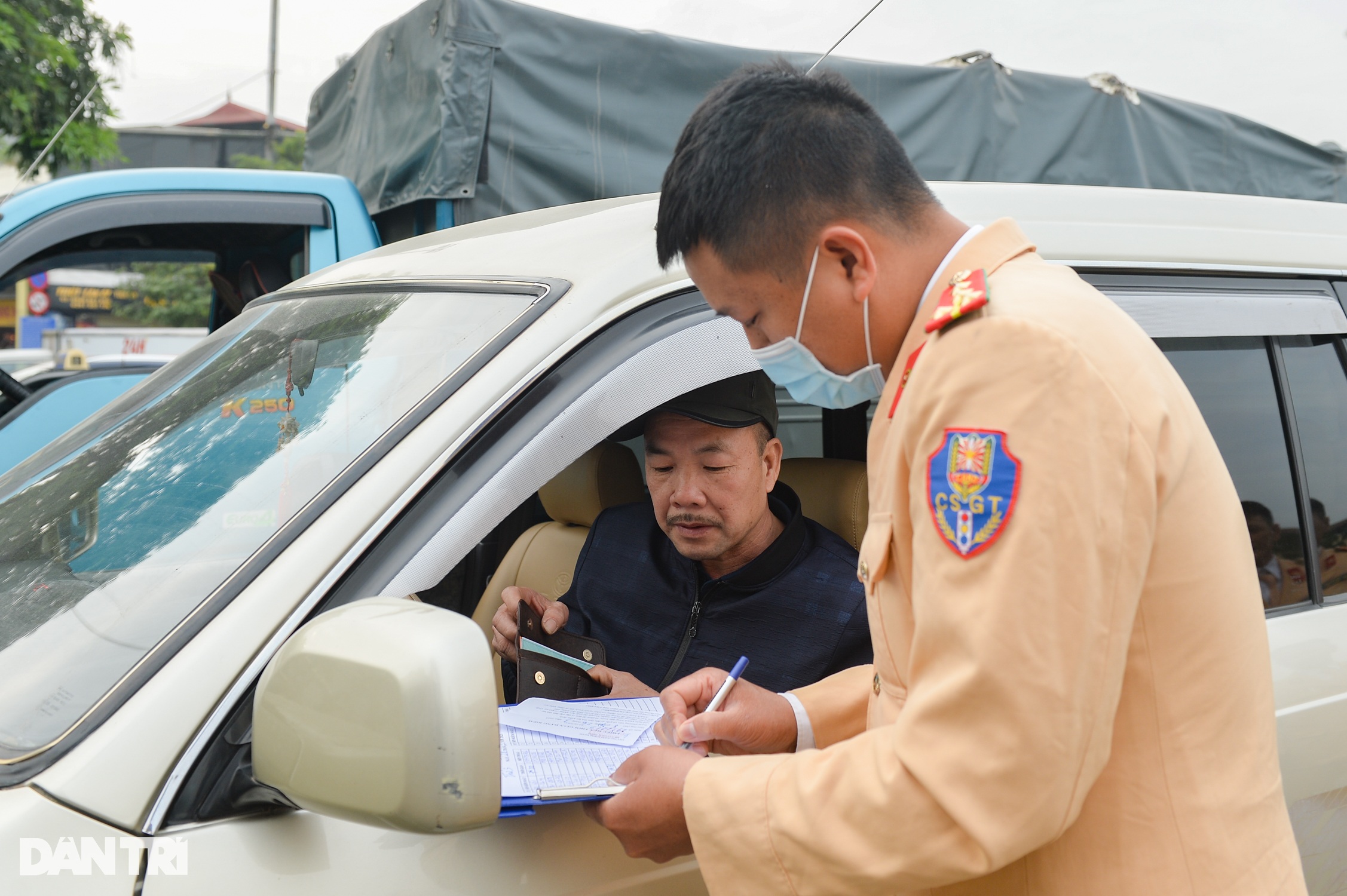 Trung tâm đăng kiểm phát 300 phiếu mỗi ngày, hẹn sang tháng 4 - 5