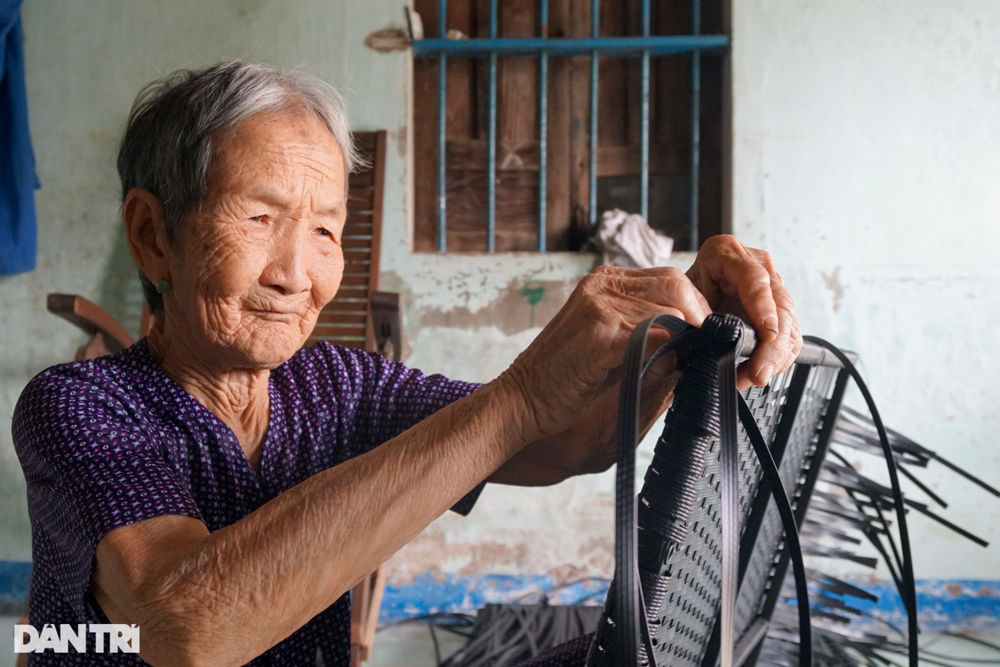 Cụ bà 90 tuổi miệt mài đan đồ nhựa để đỡ phụ thuộc, làm phiền con cháu - 1